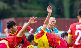 HLV Park Hang-seo trổ tài ‘ăn vạ’ lính trẻ Viettel