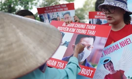 Người dân bức xúc đấm vào ảnh của cha đẻ bé Vân An