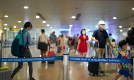 Ngày đầu kỳ nghỉ lễ, sân bay Tân Sơn Nhất đông khách nhưng không tắc