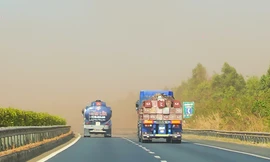 Cao tốc bị bụi đỏ 'bủa vây' 