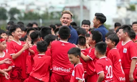 Tuyển thủ Việt Nam 'gục ngã' trước đội bóng có... 2000 cầu thủ nhí