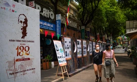 Bồi hồi ngắm viên gạch Bác dùng để sưởi ấm trong những ngày đông tại Pháp