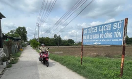 Phản hồi bài báo ‘Đường vào di tích lò gạch Võ Công Tồn bị rào chắn’: Long An chỉ đạo tháo dỡ 
