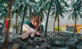 Vườn cây giả sống động như thật của anh chàng phụ hồ 