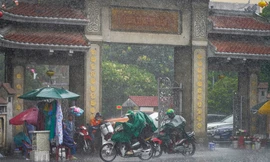 Mưa trắng trời ở TPHCM, nhiều người không kịp trở tay