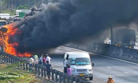 Xe khách cháy ngùn ngụt trên cao tốc TPHCM -Trung Lương