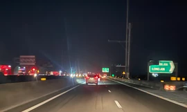 Clip: Đang kẹt xe nghiêm trọng trên cao tốc TPHCM-Trung Lương