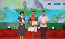 Xúc động hình ảnh VĐV thể hình đi thi với chiếc chân giả