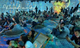 Người TP.HCM nằm ngửa để... thưởng tranh Van Gogh 