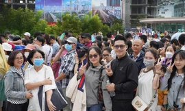 Hàng ngàn người xếp hàng từ sáng sớm để đi metro số 1 ngày đầu vận hành