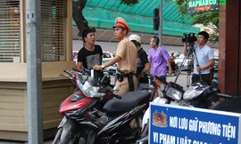 Lực lượng CSGT đội 1 - CATP Hà Nội xử phạt các trường hợp vi phạm giao thông ngày 10-11 tại khu vực ngã tư Phố Huế - Hàng Khay