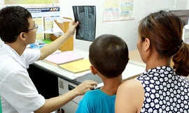 Theo dõi, điều trị cho trẻ bị ảnh hưởng bởi HIV/AIDS tại phòng khám, xét nghiệm HIV (Ảnh Dương Ngọc)