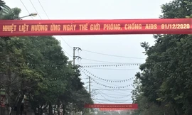 Khẩu hiệu phòng chống HIV/AIDS được treo trên các trục đường chính tại thành phố Lạng Sơn