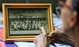 Lớp học miễn phí của bà lão bán vé số