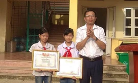 Cô học trò nghèo lớp 4 nhặt được ví tiền, laptop tìm người trả lại nhận được giấy khen của trường Tiểu học Cẩm Lĩnh