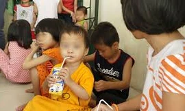 Trẻ nhiễm HIV được chăm sóc nuôi dưỡng tại Trung tâm bảo trợ Linh Xuân (TPHCM). Ảnh: Vân Sơn