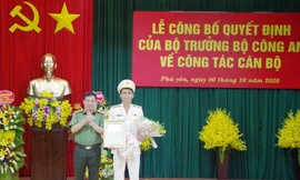 Đại tá Phan Thanh Tám - Giám đốc Công an tỉnh Phú Yên (trái) trao quyết định bổ nhiệm Phó Giám đốc Công an tỉnh Phú Yên cho Thượng tá Nguyễn Khỏe