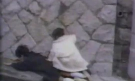 Cảm động anh trai nằm vắt miệng cống, cho em trèo qua