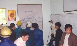 Lực lượng cứu hộ đang triển khai các phương án dập tắt lò than bị cháy