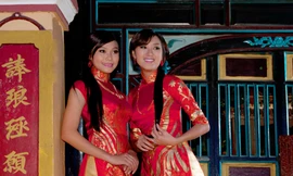 Trâm Anh, Hồng Châu e ấp áo dài