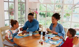 Bữa tối quây quần giúp trẻ ăn nhiều rau quả