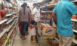 Trong một siêu thị ở Yangon. (Ảnh: EPA)