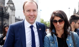 Ông Matt Hancock và người trợ lý bị phát hiện ôm hôn nhau ở nơi làm việc. (Ảnh: Sky News)