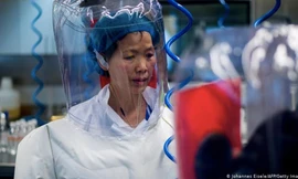 Một nhà khoa học công tác tại Viện Virus học Vũ Hán. (Ảnh: Getty Images)