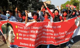 Người dân ở TP Mandalay biểu tình ngày 8/2. (Ảnh: AP)