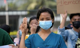Một y tá làm dấu 3 ngón tay khi tham gia cuộc biểu tình ở TP Yangon ngày 8/2. (Ảnh: Reuters)