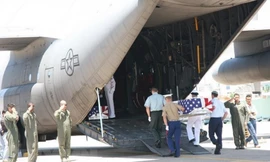 Một cuộc bàn giao hài cốt quân nhân Mỹ mất tích trong chiến tranh ở Việt Nam. (Ảnh: TTXVN)