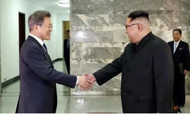 Chủ tịch Kim Jong Un chào đón Tổng thống Hàn Quốc Moon Jae-in tại làng đình chiến Bàn Môn Điếm năm 2018. (Ảnh: Reuters)