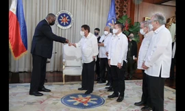 Bộ trưởng Quốc phòng Mỹ Lloyd Austin trong cuộc tiếp kiến Tổng thống Philipines Rodrigo Duterte ngày 29/7. (Ảnh: Reuters)