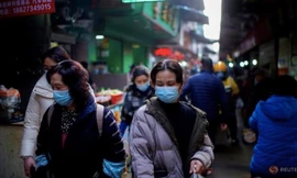 Người dân Trung Quốc đeo khẩu trang trở lại trong đợt bùng phát COVID-19 mới nhất do biến chủng Delta. (Ảnh: Reuters)