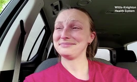 Nichole Atherton vừa khóc về kể về tình trạng các bệnh nhân COVID-19 ở bệnh viện nơi cô đang làm việc. 