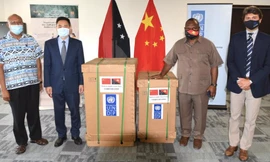 Thủ tướng James Marape tiếp nhận 15 máy thở do Trung Quốc viện trợ vào tháng 10/2020. (Ảnh: CNN)