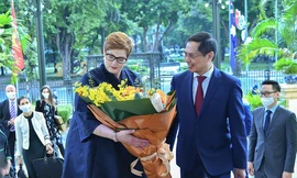 Bộ trưởng Bùi Thanh Sơn đón Ngoại trưởng Úc Marise Payne.
