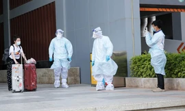 Nhân viên y tế Campuchia làm nhiệm vụ tại khu vực phát hiện ca mắc COVID-19. (Ảnh: Khmer Times)