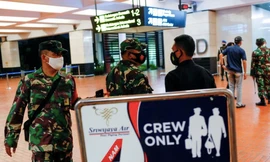 Lực lượng an ninh làm nhiệm vụ ở sân bay quốc tế Soekarno-Hatta, nơi chiếc máy bay mất tích cất cánh. (Ảnh: Reuters)