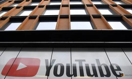 Biểu tượng của YouTube tại văn phòng ở London, Anh. (Ảnh: Reuters)