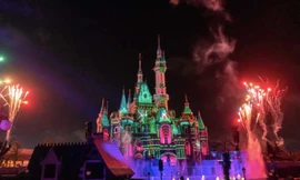Màn biểu diễn ánh sáng trong công viên Disneyland Thượng Hải hôm 7/8. (Ảnh: Getty Images)