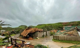 Cảnh tượng tan hoang ở Philippines sau khi bão Chanthu đổ bộ. (Ảnh: Reuters)