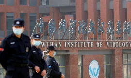 Trước cửa Viện nghiên cứu virus Vũ Hán. (Ảnh: Reuters)