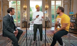 Tổng thống Pháp Emmanuel Macron (trái) trò chuyện với 2 YouTubers tại điện Elysee ngày 23/5. (Ảnh: newsbeezer)