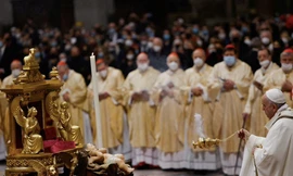 Giáo hoàng Francis cử hành thánh lễ đêm Giáng sinh. (Ảnh: Reuters) 