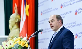 Bộ trưởng Quốc phòng Anh Robert Wallace phát biểu tại HV Ngoại giao ngày 22/7. (Ảnh: Nguyên Hồng)