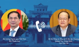 Bộ trưởng Bùi Thanh Sơn và Bí thư Đảng ủy Khu Tự trị dân tộc Choang Quảng Tây Lu Xinshe. (Ảnh: Mofa)