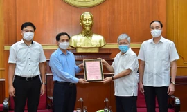 Bộ trưởng Bùi Thanh Sơn trào số tiền ủng hộ. (Ảnh: Mofa)