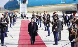 Thủ tướng Phạm Minh Chính đến sân bay Orly ở thủ đô Paris (Pháp). (Ảnh: TTXVN) 