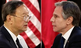 Ủy viên Quốc vụ Trung Quốc Dương Khiết Trì (trái) và Ngoại trưởng Mỹ Antony Blinken. (Ảnh: CNN)